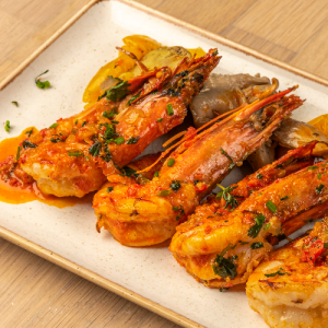 Grilled shrimp with chili oil, garlic and grilled vegetables (6 pcs.)