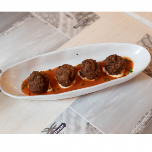Meatballs with yogurt and tomato sauce