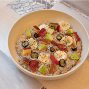 Porrige oatmeal with almond milk, cinnamon, maple syrup and seasonal fruits